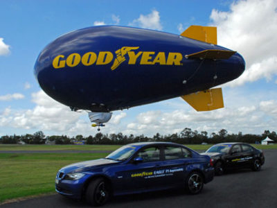 Goodyear_Blimp_AS7_hover_med