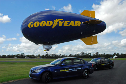 Goodyear_Blimp_AS7_hover_med