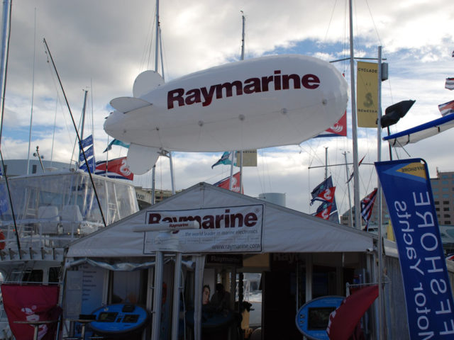 Raymarine_17ft_tethered_blimp